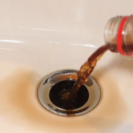 Abfluss verstopft? Cola!