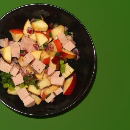 Wurstsalat mit Äpfeln