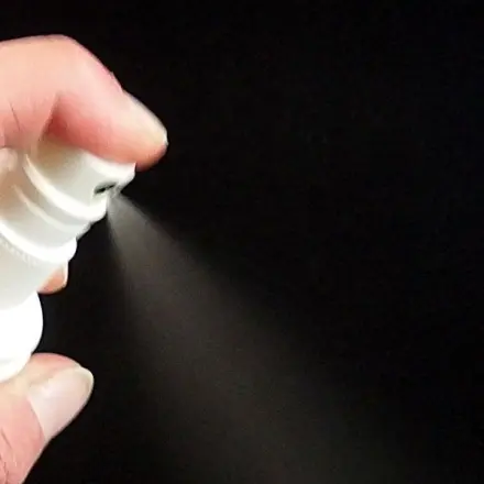 Gesichtswasser in eine Sprühflasche füllen