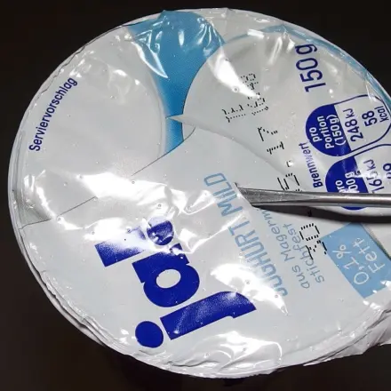 Joghurt- oder Puddingflecken verhindern