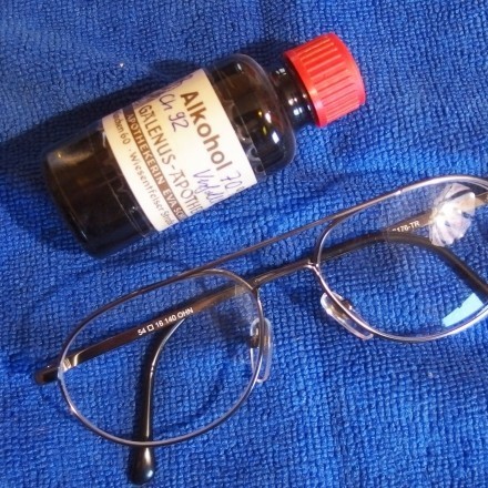 Brillengläser putzen mit Essig oder Alkohol