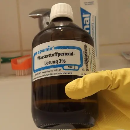 Schimmel im Bad mit H2O2 bekämpfen