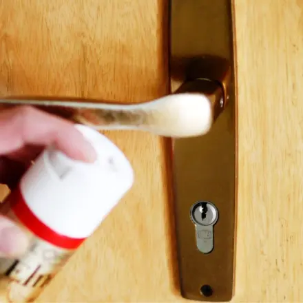 Klemmende Türschlösser mit Haarspray bearbeiten