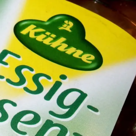 WC-Reinigung unter dem Rand mit Essigessenz