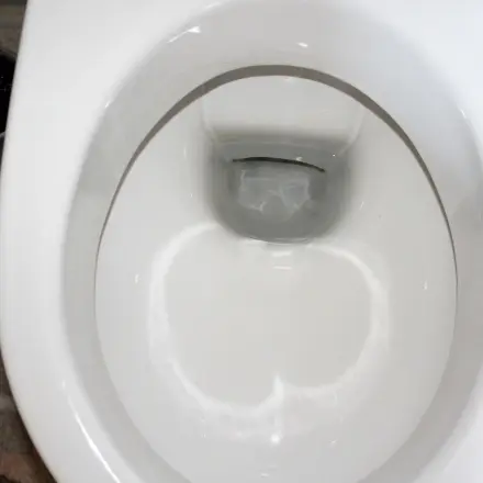 Metallische Kratzer im Keramik- bzw. Toilettenbecken