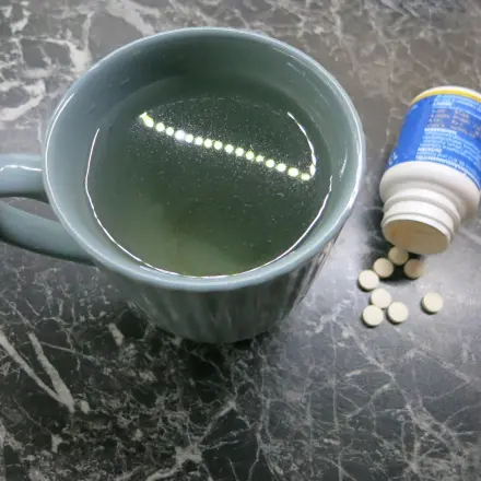 Tee mit Vitamintabletten süßen