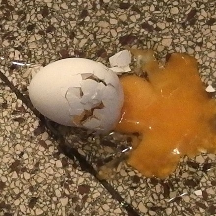 Das kaputte Ei auf dem Küchenboden