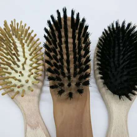 Haare aus der Haarbürste entfernen