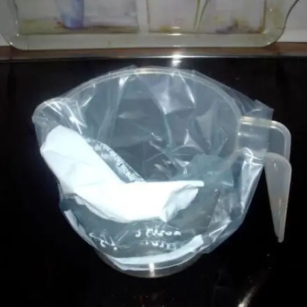 Flüssiges sauber in Gefrierbeutel füllen