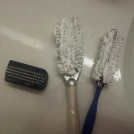 Haarbürsten und Kämme mit Rasierschaum reinigen