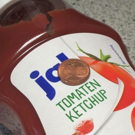 Cent-Stücke mit Ketchup polieren