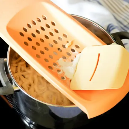 Spätzlehobel mit Öl einreiben