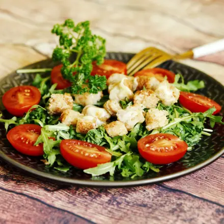 Salat mit knusprigen Käsewürfeln