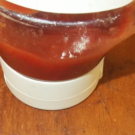 Ketchup aus der Flasche bekommen