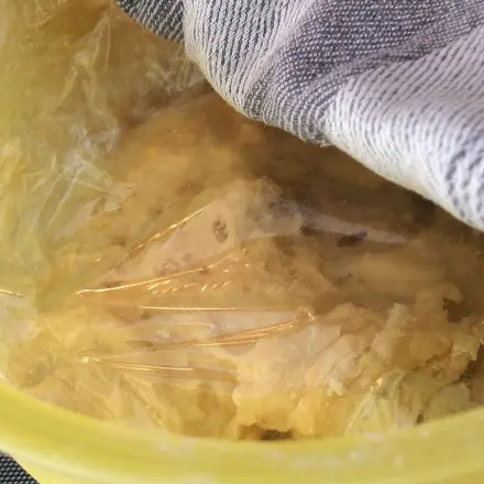 Damit Teig beim Aufgehen nicht trocknet/rissig wird