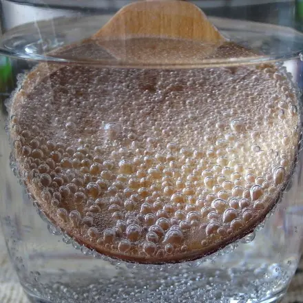 Holzlöffel mit Mineralwasser reinigen
