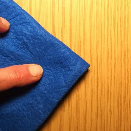 Wachsflecken von Holz mit Olivenöl entfernen
