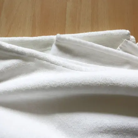 Make-up-Flecken in Kleidung mit Teppichreinigerschaum behandeln