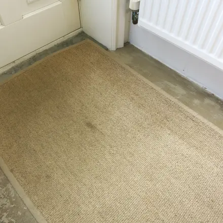 Teppichflecken mit einem Glas entfernen