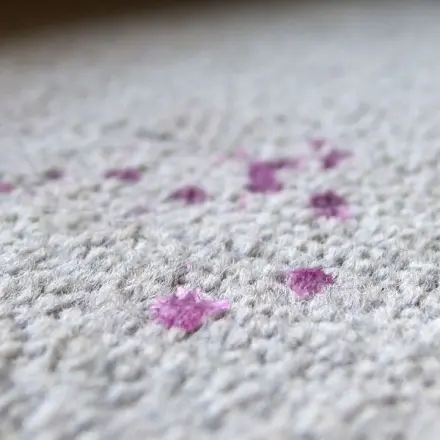 Wachsflecken entfernen mit Löschpapier und Bügeleisen