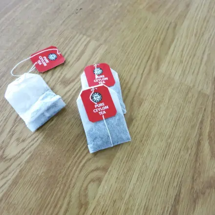 Laminatpflege mit schwarzem Tee