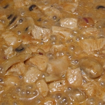 Zwiebel-Sahne-Geschnetzeltes in Senfsauce mit Champignons