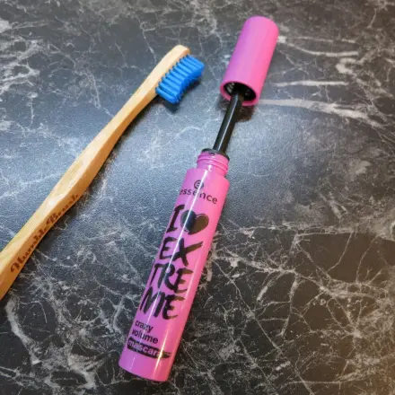 Wimpern mit Zahnbürste kämmen