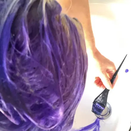 Orangeschimmernde Blondierung mit Tinte aufhellen