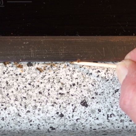 Sauberer Glaskeramikfeldrand mit Zahnstochern