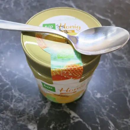 So bleibt Honig nicht mehr am Löffel kleben