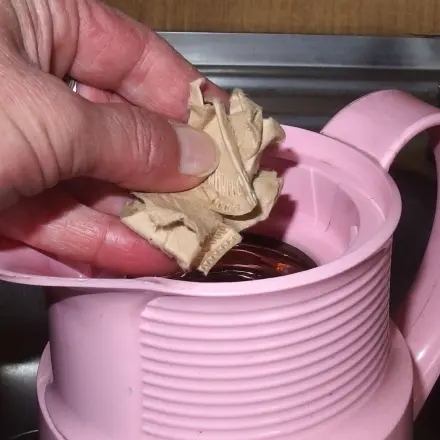 Thermoskannen mit Filterpapier reinigen