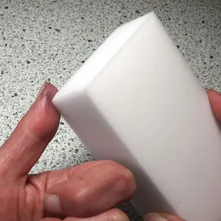 Druckertinte von Fingern mit Radierschwamm entfernen