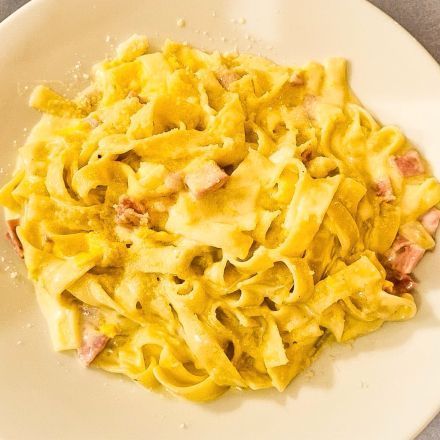 Pasta Carbonara mit geräuchertem Schinken