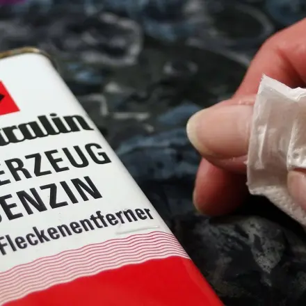 Kleberreste mit Feuerzeugbenzien entfernen