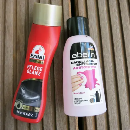 Schuhcreme mit Nagellackentferner aus Teppich entfernen