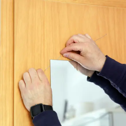 Spiegelklebeband entfernen