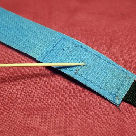 Klettverschlüsse mit einem Zahnstocher reinigen
