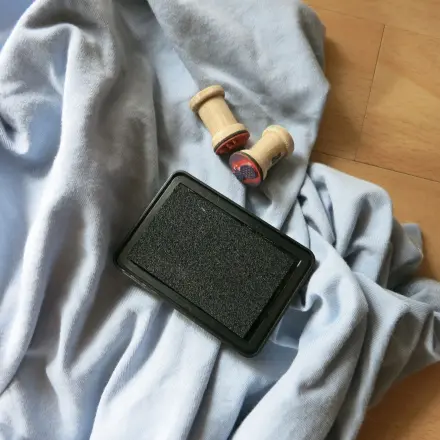 Stempelfarbe mit Cola entfernen