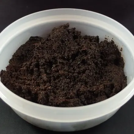 Mit Kaffeesatz gegen Geruch in Tupperdosen