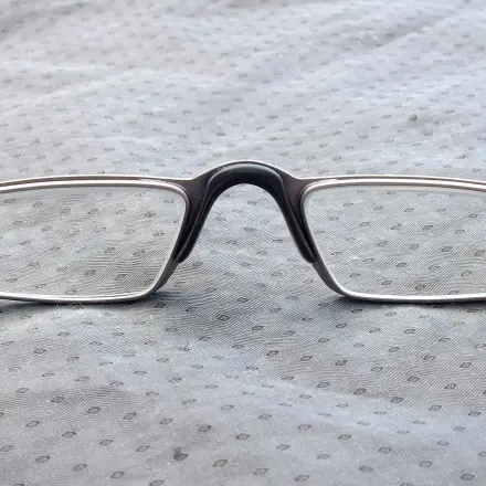 Klare Sicht durch die Brille mit Spülmittel