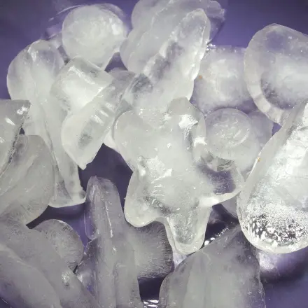 Eiswürfelproduktion mit Pralinenschachteln