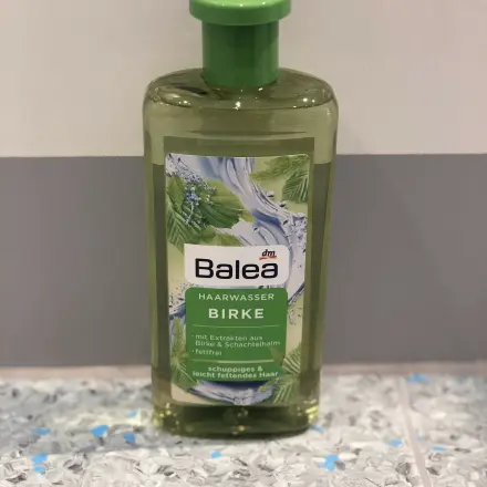 Birkenwasser gegen Schuppen und gereizte Kopfhaut