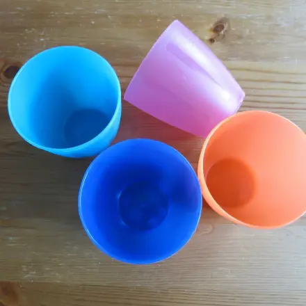 Tee-/Kafferückstände aus Kunststofftassen mit Fleckensalz entfernen