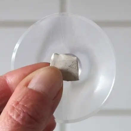Saugnäpfe auf rauhen Fliesen mit "Kaugummikleber" anbringen