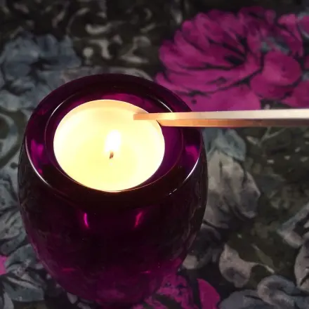 Teelicht in tiefem Glas versenken, ohne dass es ausgeht? Kein Problem!