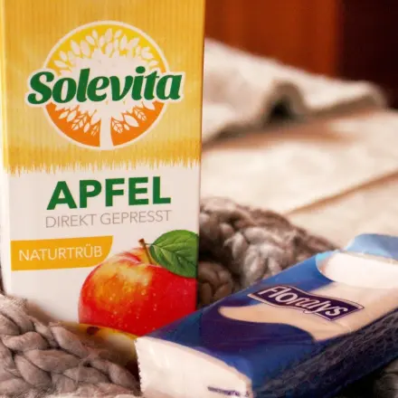Heißer naturtrüber Apfelsaft bei Erkältung mit Halsschmerzen