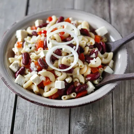 Nudelsalat mit Schafskäse und Bohnen