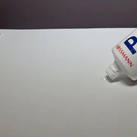 Poster mit Zahnpasta spurenfrei befestigen und lösen