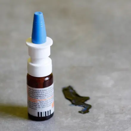 Tintenfleck auf Laminat mit Nasenspray entfernen