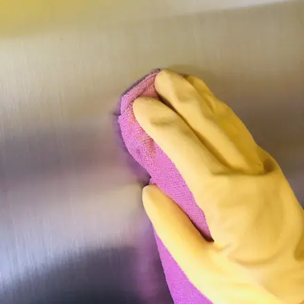 Flächen aus gebürstetem Edelstahl reinigen